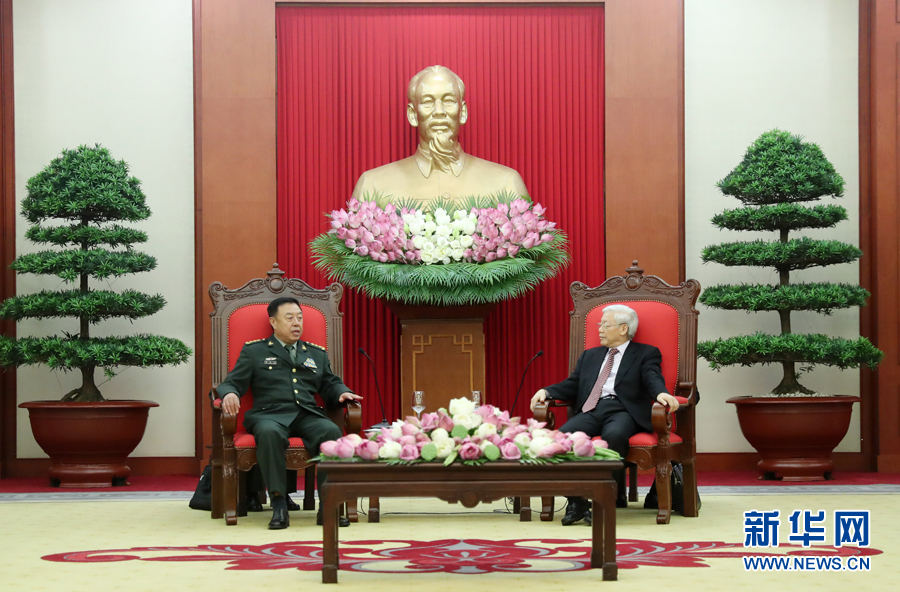 6月18日，在越南首都河內(nèi)，正在越南訪問的中央軍委副主席范長龍（左）會見越共中央總書記阮富仲。 新華社發(fā)（李曉偉攝） 