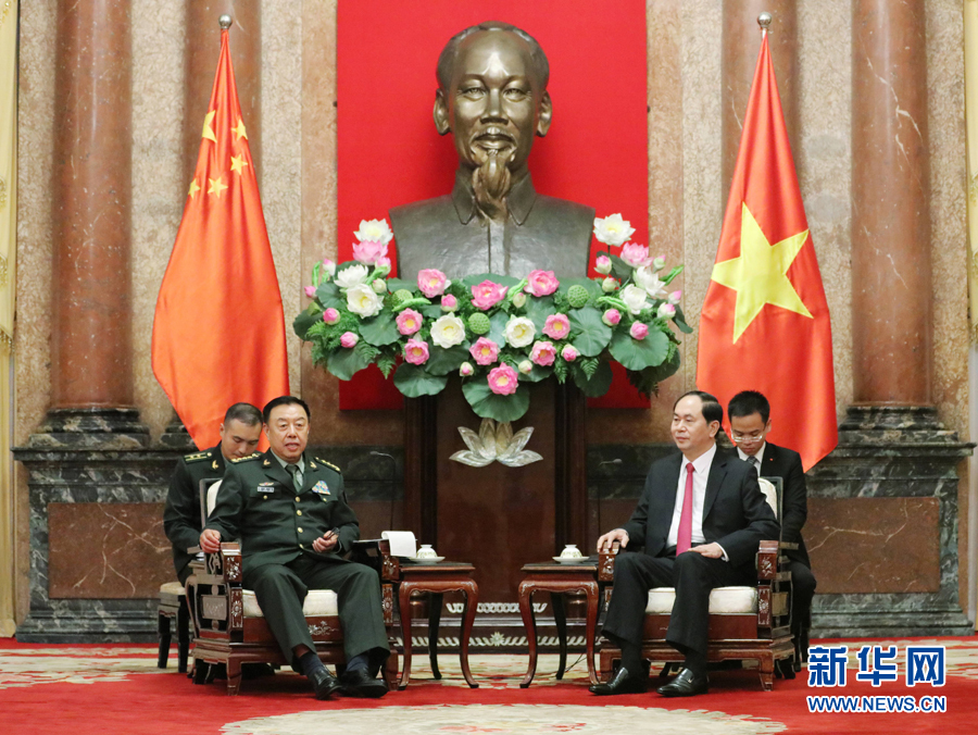 6月18日，在越南首都河內(nèi)，正在越南訪問的中央軍委副主席范長龍（左前）會見越南國家主席陳大光（右前）。 新華社發(fā)（李曉偉攝）