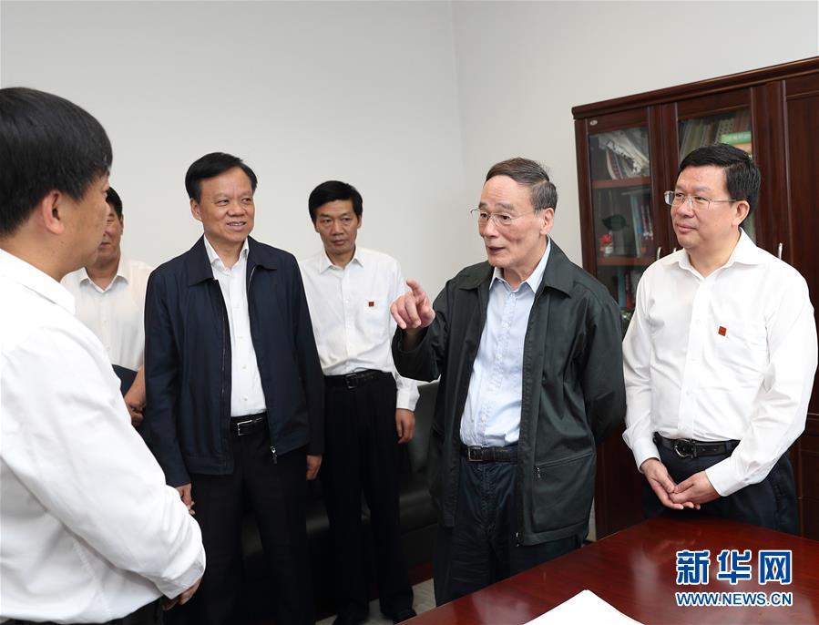 6月20日至22日，中共中央政治局常委、中央紀(jì)委書記王岐山在貴州省檢查紀(jì)檢監(jiān)察工作。這是6月21日，王岐山在省紀(jì)委與紀(jì)檢監(jiān)察干部親切交流。新華社記者 王曄 攝
