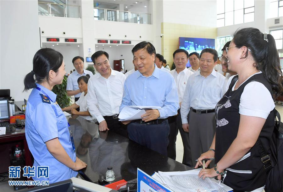 6月22日至24日，中共中央政治局常委、中央書記處書記劉云山在遼寧調(diào)研。這是6月22日，劉云山在中國(guó)（遼寧）自貿(mào)試驗(yàn)區(qū)營(yíng)口片區(qū)與干部群眾深入交流。新華社記者 張鐸 攝