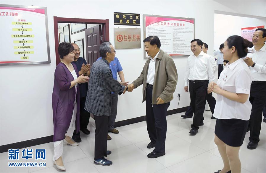 6月22日至24日，中共中央政治局常委、中央書記處書記劉云山在遼寧調(diào)研。這是6月23日，劉云山在錦州市西街社區(qū)與干部群眾深入交流。新華社記者 張鐸 攝
