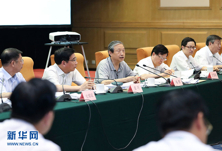 近日，中共中央政治局委員、國務院副總理馬凱在北京調研新能源汽車產業(yè)發(fā)展。這是7月4日，馬凱在北京深入新能源汽車充換電設施、充電服務平臺、分時租賃等單位調研，并主持召開推廣應用座談會。新華社記者 龐興雷 攝