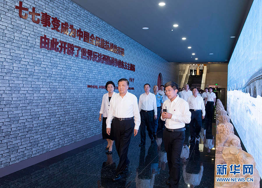 7月7日，紀(jì)念全民族抗戰(zhàn)爆發(fā)80周年儀式在中國人民抗日戰(zhàn)爭紀(jì)念館舉行。中共中央政治局常委、中央書記處書記劉云山出席儀式并講話。這是儀式后，劉云山參觀《全民抗戰(zhàn)偉大壯舉——紀(jì)念全民族抗戰(zhàn)爆發(fā)80周年專題展覽》。 新華社記者丁林?jǐn)z