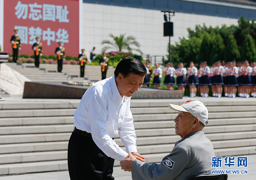 7月7日，紀(jì)念全民族抗戰(zhàn)爆發(fā)80周年儀式在中國人民抗日戰(zhàn)爭紀(jì)念館舉行。中共中央政治局常委、中央書記處書記劉云山出席儀式并講話。這是儀式開始前，劉云山與老八路代表握手。新華社記者崔新鈺攝