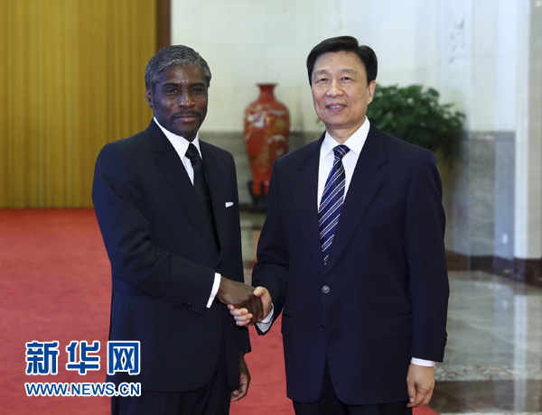 7月13日，中國(guó)國(guó)家副主席李源潮在北京人民大會(huì)堂與赤道幾內(nèi)亞副總統(tǒng)曼格會(huì)談。 新華社記者 謝環(huán)馳 攝