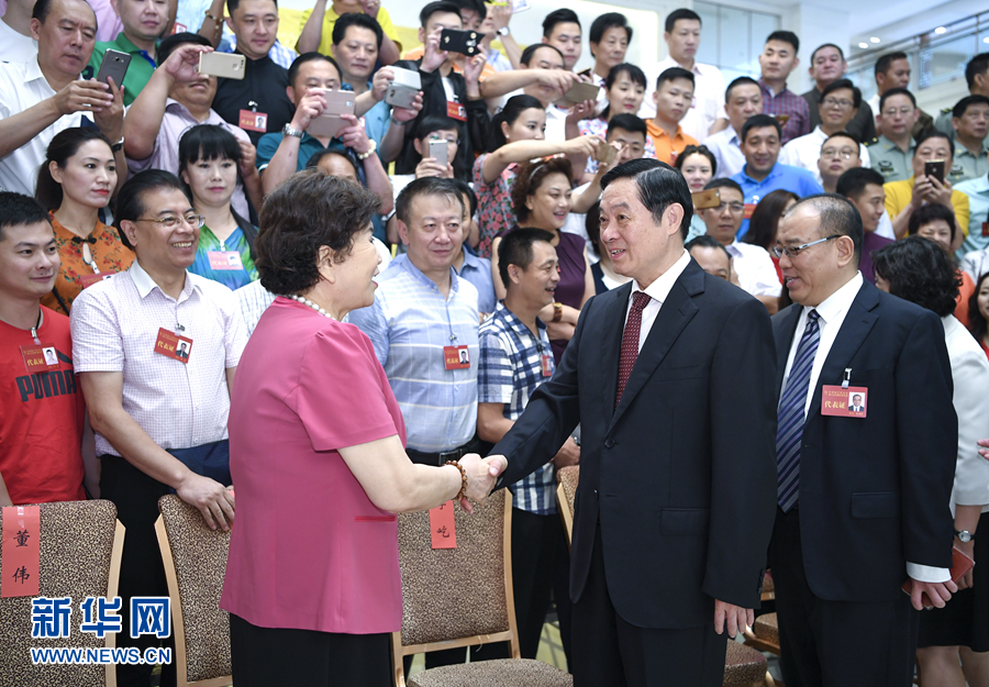 7月19日，中國曲藝家協(xié)會第八次全國代表大會在北京召開。中共中央政治局委員、中央書記處書記、中宣部部長劉奇葆出席開幕式并講話。這是開幕式前，劉奇葆接見與會代表。新華社記者 張領(lǐng) 攝