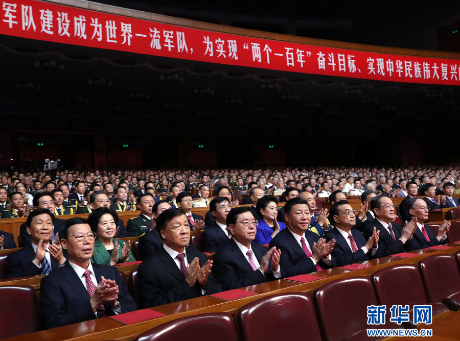 7月28日，慶祝中國人民解放軍建軍90周年文藝晚會《在黨的旗幟下》在北京人民大會堂舉行。中共中央總書記、國家主席、中央軍委主席習(xí)近平和李克強、張德江、俞正聲、劉云山、王岐山、張高麗等黨和國家領(lǐng)導(dǎo)人，與首都3000多名各界群眾一起觀看演出。新華社記者 馬占成 攝