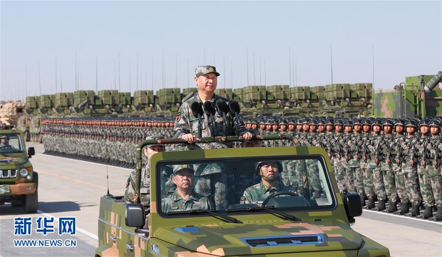 7月30日上午，慶祝中國人民解放軍建軍90周年閱兵在朱日和聯(lián)合訓練基地隆重舉行。中共中央總書記、國家主席、中央軍委主席習近平檢閱部隊并發(fā)表重要講話。這是習近平乘車檢閱部隊。新華社記者 李剛 攝