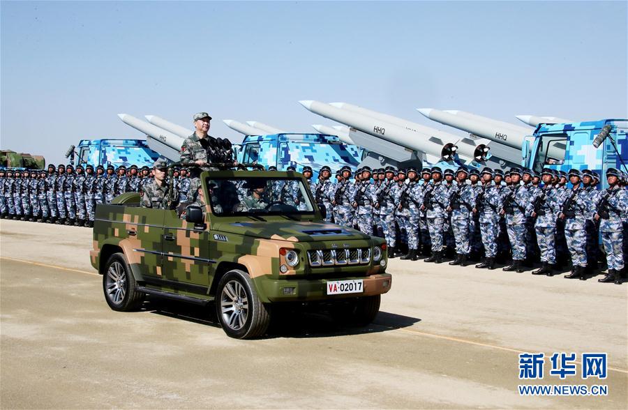 7月30日上午，慶祝中國人民解放軍建軍90周年閱兵在朱日和聯(lián)合訓練基地隆重舉行。中共中央總書記、國家主席、中央軍委主席習近平檢閱部隊并發(fā)表重要講話。這是習近平乘車檢閱部隊。新華社記者 李濤 攝