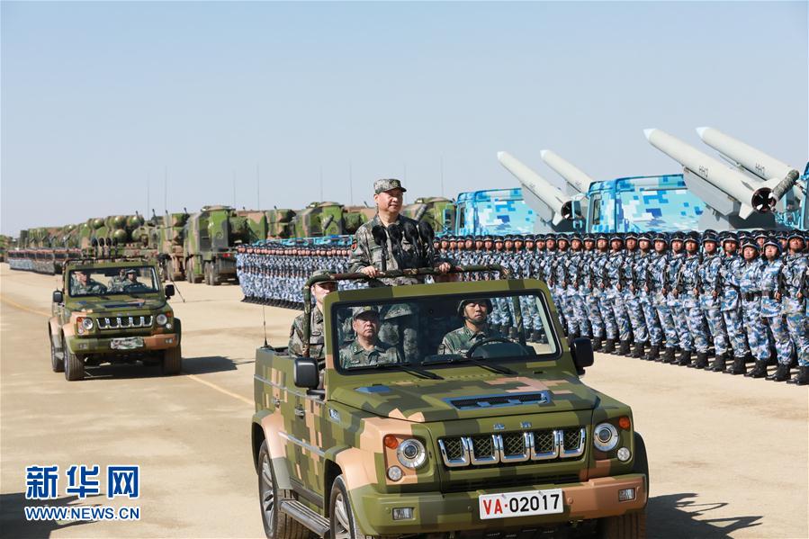 7月30日上午，慶祝中國人民解放軍建軍90周年閱兵在朱日和聯(lián)合訓練基地隆重舉行。中共中央總書記、國家主席、中央軍委主席習近平檢閱部隊并發(fā)表重要講話。這是習近平乘車檢閱部隊。新華社記者 李剛 攝
