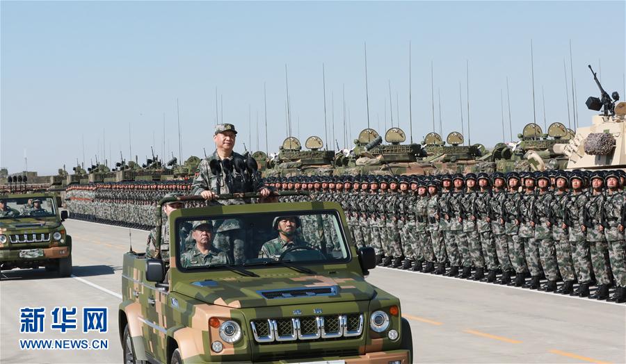 7月30日上午，慶祝中國人民解放軍建軍90周年閱兵在朱日和聯(lián)合訓練基地隆重舉行。中共中央總書記、國家主席、中央軍委主席習近平檢閱部隊并發(fā)表重要講話。這是習近平乘車檢閱部隊。新華社記者 李剛 攝