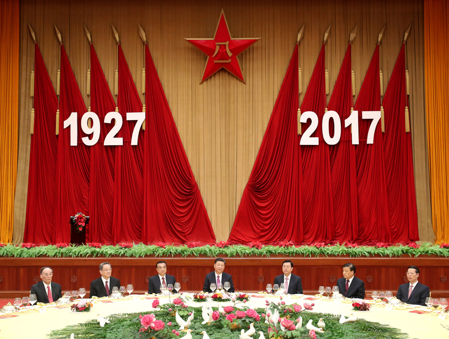 7月31日，中華人民共和國國防部在北京人民大會堂舉行盛大招待會，熱烈慶祝中國人民解放軍建軍90周年。中共中央總書記、國家主席、中央軍委主席習(xí)近平和李克強、張德江、俞正聲、劉云山、王岐山、張高麗等黨和國家領(lǐng)導(dǎo)人出席招待會。新華社記者 鞠鵬 攝