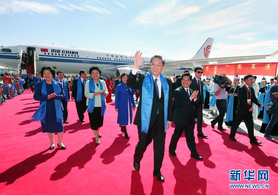 8月7日，以中共中央政治局常委、全國政協(xié)主席俞正聲為團長的中央代表團飛抵呼和浩特，出席內(nèi)蒙古自治區(qū)成立70周年慶?；顒?。中央代表團在機場受到內(nèi)蒙古各族群眾的熱烈歡迎。新華社記者 姚大偉 攝
