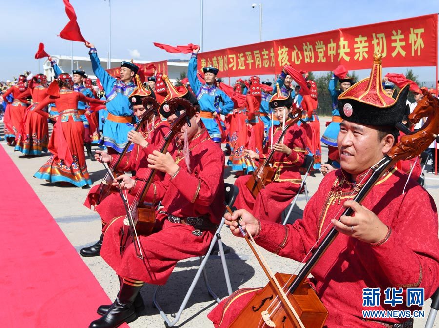 8月7日，以中共中央政治局常委、全國政協(xié)主席俞正聲為團長的中央代表團飛抵呼和浩特，出席內(nèi)蒙古自治區(qū)成立70周年慶?；顒?。中央代表團在機場受到內(nèi)蒙古各族群眾的熱烈歡迎。新華社記者 張領(lǐng) 攝