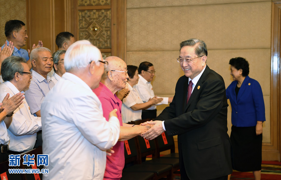 8月7日，中共中央政治局常委、全國(guó)政協(xié)主席、中央代表團(tuán)團(tuán)長(zhǎng)俞正聲在內(nèi)蒙古新城賓館會(huì)見內(nèi)蒙古自治區(qū)離退休老同志和各族各界群眾代表，并與他們合影留念。新華社記者 張領(lǐng) 攝