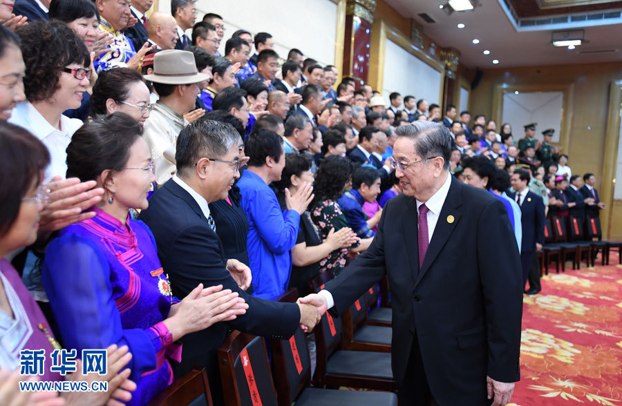 8月7日，中共中央政治局常委、全國(guó)政協(xié)主席、中央代表團(tuán)團(tuán)長(zhǎng)俞正聲在內(nèi)蒙古新城賓館會(huì)見內(nèi)蒙古自治區(qū)離退休老同志和各族各界群眾代表，并與他們合影留念。新華社記者 張領(lǐng) 攝