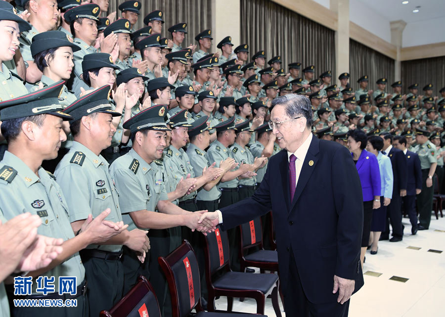 8月7日，中共中央政治局常委、全國政協(xié)主席、中央代表團團長俞正聲率代表團部分成員分別赴內(nèi)蒙古軍區(qū)、武警內(nèi)蒙古總隊、武警內(nèi)蒙古森林總隊慰問，并會見自治區(qū)政法干警代表。這是俞正聲會見內(nèi)蒙古軍區(qū)指戰(zhàn)員。新華社記者 張領 攝