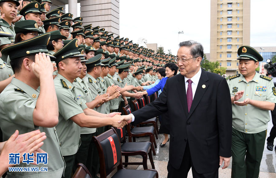 8月7日，中共中央政治局常委、全國政協(xié)主席、中央代表團團長俞正聲率代表團部分成員分別赴內(nèi)蒙古軍區(qū)、武警內(nèi)蒙古總隊、武警內(nèi)蒙古森林總隊慰問，并會見自治區(qū)政法干警代表。這是俞正聲會見武警內(nèi)蒙古總隊官兵。新華社記者 張領 攝
