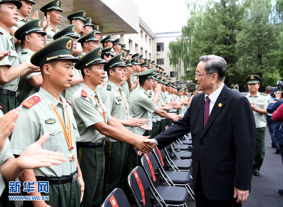 8月7日，中共中央政治局常委、全國政協(xié)主席、中央代表團團長俞正聲率代表團部分成員分別赴內(nèi)蒙古軍區(qū)、武警內(nèi)蒙古總隊、武警內(nèi)蒙古森林總隊慰問，并會見自治區(qū)政法干警代表。這是俞正聲會見武警內(nèi)蒙古森林總隊官兵。新華社記者 張領 攝