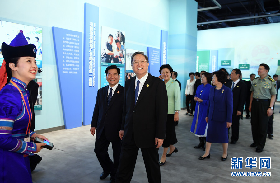 8月7日，中共中央政治局常委、全國(guó)政協(xié)主席、中央代表團(tuán)團(tuán)長(zhǎng)俞正聲率代表團(tuán)全體成員來(lái)到內(nèi)蒙古展覽館，參觀《守望相助團(tuán)結(jié)奮斗——慶祝內(nèi)蒙古自治區(qū)成立70周年展覽》。 新華社記者 張領(lǐng) 攝
