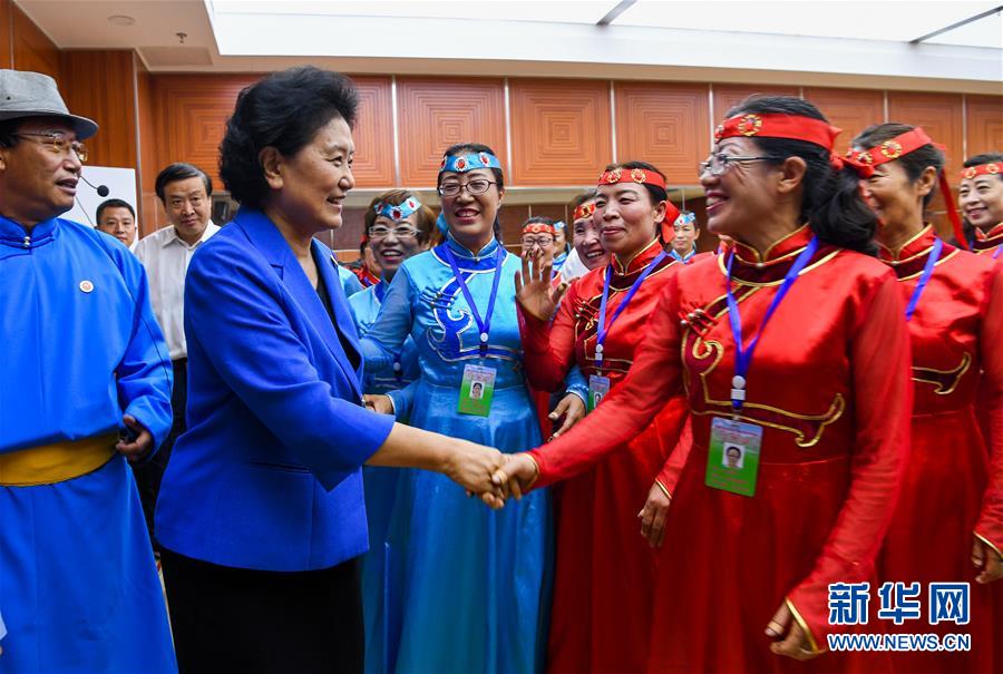 8月9日，中共中央政治局委員、國(guó)務(wù)院副總理、中央代表團(tuán)副團(tuán)長(zhǎng)劉延?xùn)|率中央代表團(tuán)二分團(tuán)到赤峰看望慰問(wèn)各族干部群眾。這是劉延?xùn)|在赤峰市群眾藝術(shù)館和群眾親切交談。新華社記者 連振 攝