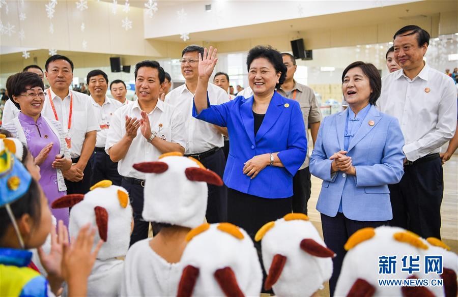 8月9日，中共中央政治局委員、國(guó)務(wù)院副總理、中央代表團(tuán)副團(tuán)長(zhǎng)劉延?xùn)|率中央代表團(tuán)二分團(tuán)到赤峰看望慰問(wèn)各族干部群眾。這是劉延?xùn)|在赤峰市青少年宮與青少年熱烈互動(dòng)。新華社記者 連振 攝