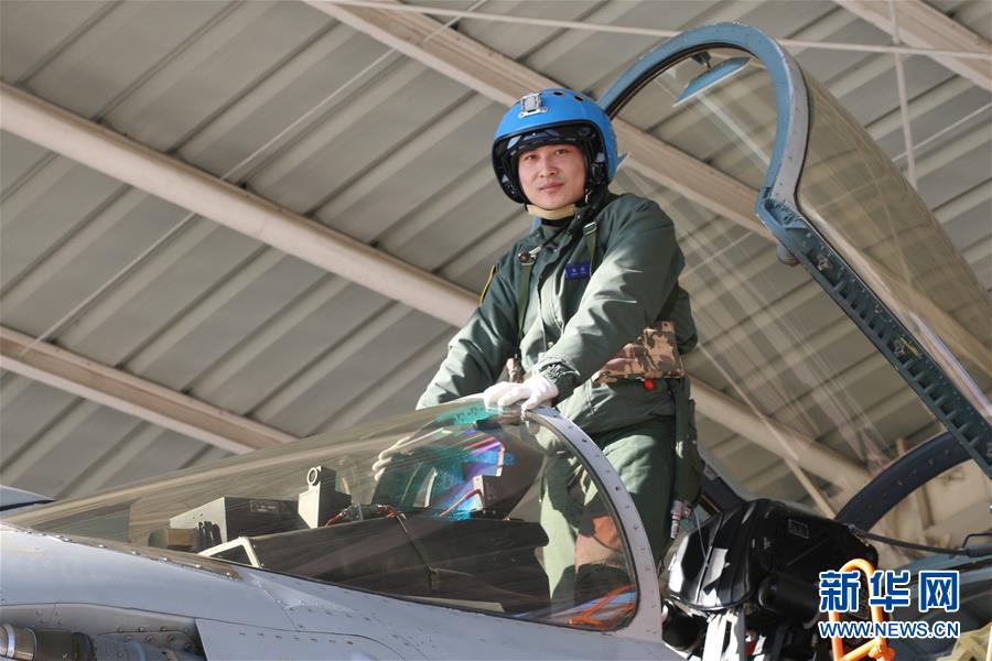 （建軍90周年·英雄·圖文互動）（1）聽，渤海灣有風(fēng)吹過來——追記海軍某艦載航空兵部隊一級飛行員張超