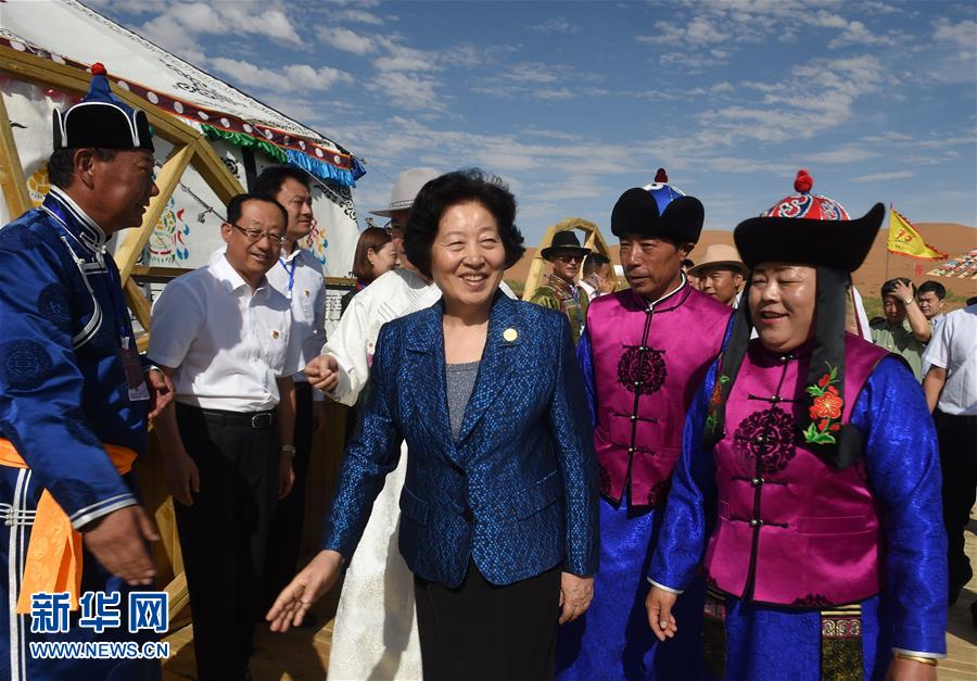 8月10日，中共中央政治局委員、中央統(tǒng)戰(zhàn)部部長(zhǎng)、中央代表團(tuán)副團(tuán)長(zhǎng)孫春蘭率中央代表團(tuán)三分團(tuán)繼續(xù)在內(nèi)蒙古自治區(qū)阿拉善盟看望慰問(wèn)，把以習(xí)近平同志為核心的黨中央的親切關(guān)懷和全國(guó)各族人民的美好祝福帶給阿拉善各族各界干部群眾。這是孫春蘭在牧民張輝生（右二）家了解生產(chǎn)生活情況。新華社記者 任軍川 攝