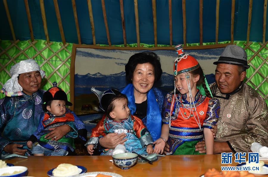 8月11日，帶著以習(xí)近平同志為核心的黨中央的親切關(guān)懷和全國(guó)各族人民的美好祝福，中共中央政治局委員、中央統(tǒng)戰(zhàn)部部長(zhǎng)、中央代表團(tuán)副團(tuán)長(zhǎng)孫春蘭率中央代表團(tuán)三分團(tuán)在錫林郭勒盟看望各族干部群眾，共同慶祝內(nèi)蒙古自治區(qū)成立70周年。這是孫春蘭在錫林浩特市寶力根蘇木牧民巴·巴特爾（右一）家中看望。新華社記者 任軍川 攝