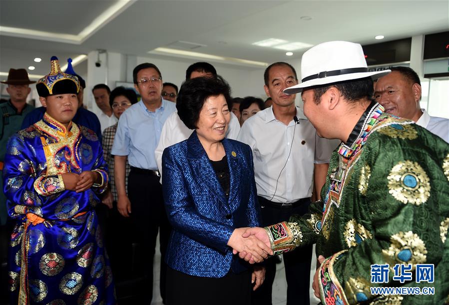 8月11日，帶著以習(xí)近平同志為核心的黨中央的親切關(guān)懷和全國(guó)各族人民的美好祝福，中共中央政治局委員、中央統(tǒng)戰(zhàn)部部長(zhǎng)、中央代表團(tuán)副團(tuán)長(zhǎng)孫春蘭率中央代表團(tuán)三分團(tuán)在錫林郭勒盟看望各族干部群眾，共同慶祝內(nèi)蒙古自治區(qū)成立70周年。這是孫春蘭在非公企業(yè)大莊園生態(tài)牛羊肉產(chǎn)業(yè)示范園同前來售羊的牧民親切交談。新華社記者 任軍川 攝