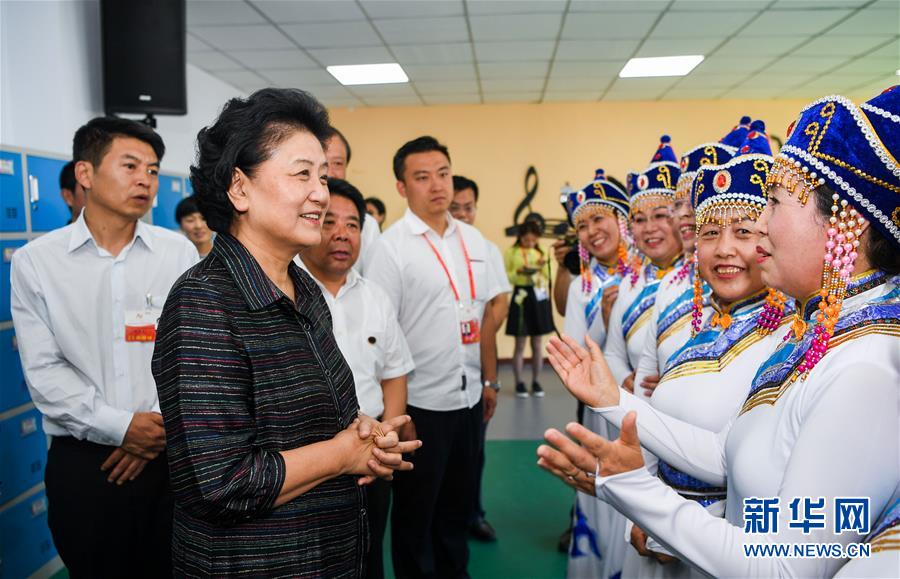 8月11日，中共中央政治局委員、國務(wù)院副總理、中央代表團(tuán)副團(tuán)長劉延?xùn)|率中央代表團(tuán)二分團(tuán)，看望慰問烏蘭察布各族干部群眾，轉(zhuǎn)達(dá)以習(xí)近平同志為核心的黨中央的親切關(guān)懷和全國人民的美好祝愿。這是劉延?xùn)|在考察察哈爾社區(qū)時(shí)與居民們親切交談。新華社記者 連振 攝