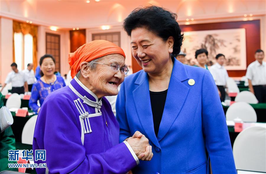 8月11日，中共中央政治局委員、國務(wù)院副總理、中央代表團(tuán)副團(tuán)長劉延?xùn)|率中央代表團(tuán)二分團(tuán)，看望慰問烏蘭察布各族干部群眾，轉(zhuǎn)達(dá)以習(xí)近平同志為核心的黨中央的親切關(guān)懷和全國人民的美好祝愿。這是劉延?xùn)|在出席烏蘭察布市慶祝內(nèi)蒙古自治區(qū)成立70周年座談會后，與“草原母親”都貴瑪親切交談。新華社記者 連振 攝