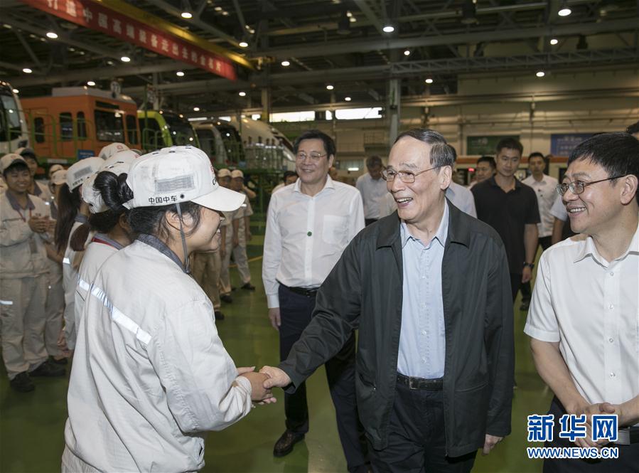 9月3日至5日，中共中央政治局常委、中央紀(jì)委書記、中央巡視工作領(lǐng)導(dǎo)小組組長王岐山在湖南省調(diào)研并主持召開巡察工作座談會。這是9月4日，王岐山到中國中車株洲電力機(jī)車有限公司考察。新華社記者 王曄 攝
