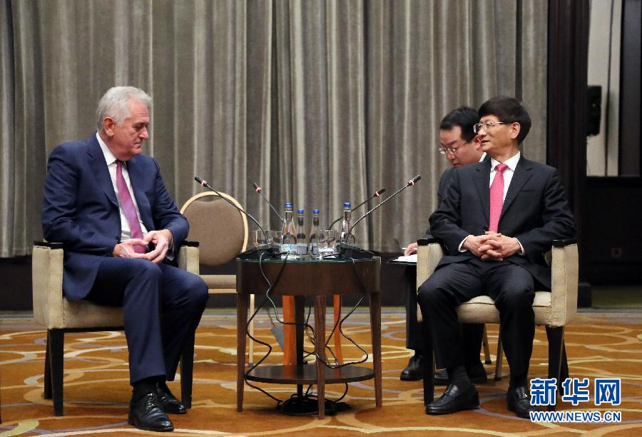 9月11日，在塞爾維亞首都貝爾格萊德，習(xí)近平主席特使、中共中央政治局委員、中央政法委書記孟建柱（右）會見塞爾維亞前總統(tǒng)尼科利奇（左）。新華社記者王慧娟攝