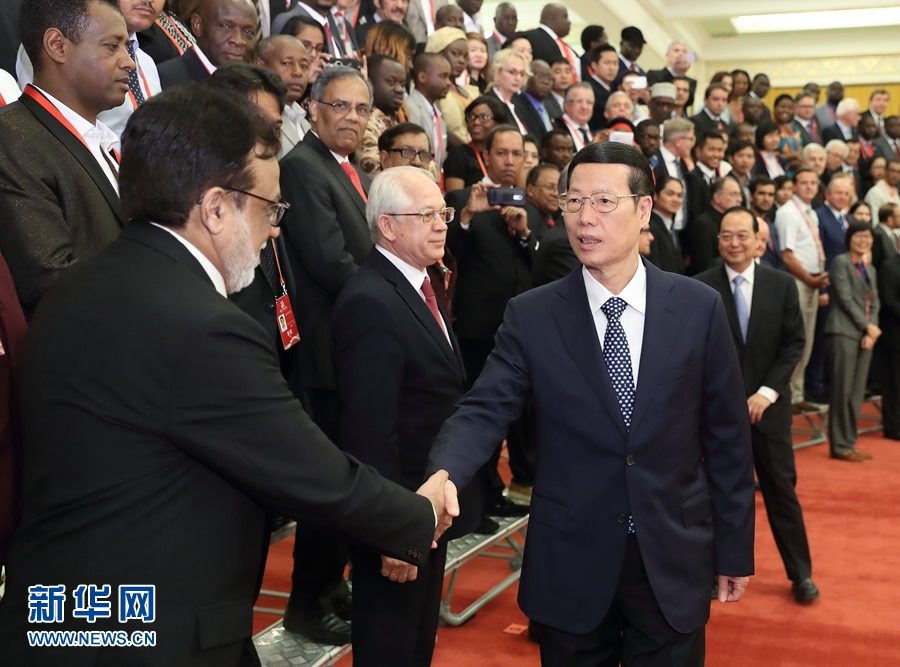 9月21日，中共中央政治局常委、國(guó)務(wù)院副總理張高麗在北京人民大會(huì)堂會(huì)見來華參加2017“一帶一路”媒體合作論壇的外方代表并回答大家關(guān)心的問題。新華社記者王曄攝 