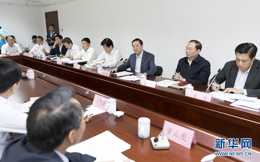 9月22日，中共中央政治局委員、中央書記處書記、中宣部部長劉奇葆在北京調研京劇像音像工程情況。這是劉奇葆與有關方面負責同志座談交流。新華社記者 丁海濤 攝