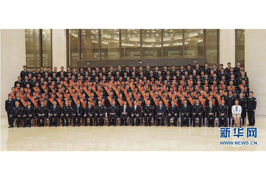 9月22日，“熱血鑄劍·丹心衛(wèi)民”全國公安百佳刑警推選活動揭曉儀式在北京舉行。中共中央政治局委員、中央政法委書記孟建柱會見當(dāng)選民警并觀看揭曉儀式。國務(wù)委員、公安部部長郭聲琨參加會見并觀看揭曉儀式。新華社記者 殷剛 攝