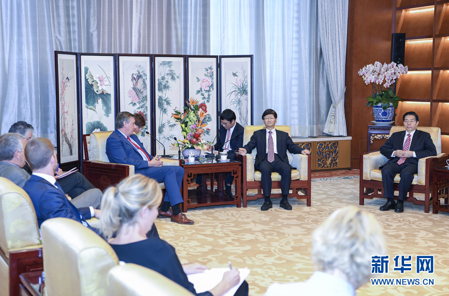 9月26日，中共中央政治局委員、中央政法委書記孟建柱在北京會(huì)見來華出席國際刑警組織第86屆全體大會(huì)的比利時(shí)副首相兼內(nèi)政大臣讓邦。國務(wù)委員、公安部部長(zhǎng)郭聲琨參加有關(guān)會(huì)見。新華社記者 張領(lǐng) 攝