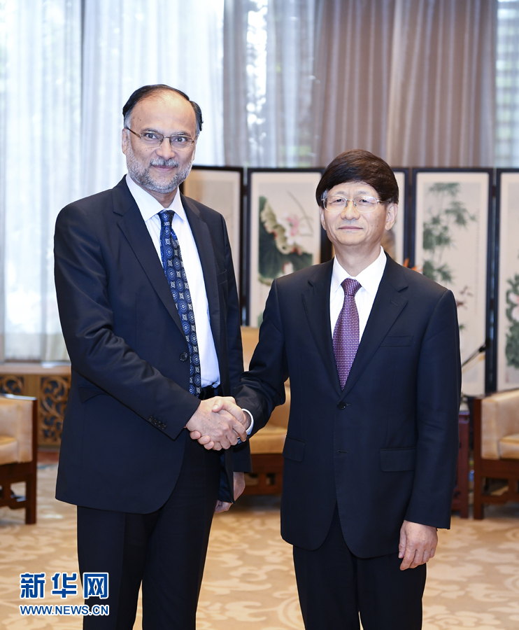9月26日，中共中央政治局委員、中央政法委書記孟建柱在北京會(huì)見來華出席國際刑警組織第86屆全體大會(huì)的巴基斯坦內(nèi)政部長(zhǎng)伊克巴爾。新華社記者 張領(lǐng) 攝