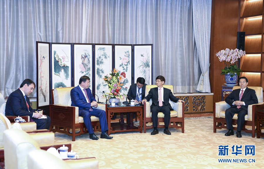9月26日，中共中央政治局委員、中央政法委書記孟建柱在北京會(huì)見來華出席國際刑警組織第86屆全體大會(huì)的塔吉克斯坦內(nèi)務(wù)部長(zhǎng)拉希姆佐達(dá)。國務(wù)委員、公安部部長(zhǎng)郭聲琨參加有關(guān)會(huì)見。新華社記者 張領(lǐng) 攝