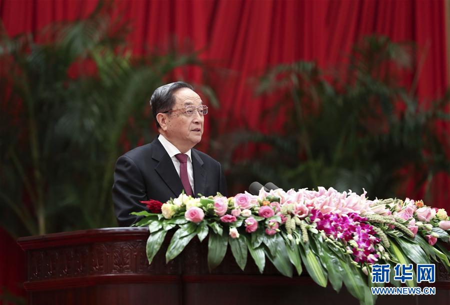 9月28日，全國政協(xié)辦公廳、中共中央統(tǒng)戰(zhàn)部、國務(wù)院僑辦、國務(wù)院港澳辦、國務(wù)院臺辦在北京人民大會堂聯(lián)合舉行國慶招待會。中共中央政治局常委、全國政協(xié)主席俞正聲與2800多名港澳臺僑各界代表歡聚一堂，慶祝中華人民共和國成立68周年。這是俞正聲在招待會上致辭。新華社記者 龐興雷 攝
