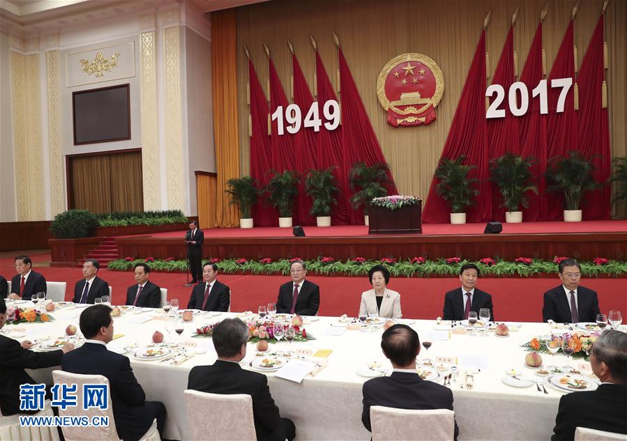 9月28日，全國政協(xié)辦公廳、中共中央統(tǒng)戰(zhàn)部、國務(wù)院僑辦、國務(wù)院港澳辦、國務(wù)院臺辦在北京人民大會堂聯(lián)合舉行國慶招待會。中共中央政治局常委、全國政協(xié)主席俞正聲與2800多名港澳臺僑各界代表歡聚一堂，慶祝中華人民共和國成立68周年。這是俞正聲在招待會上致辭。新華社記者 龐興雷 攝