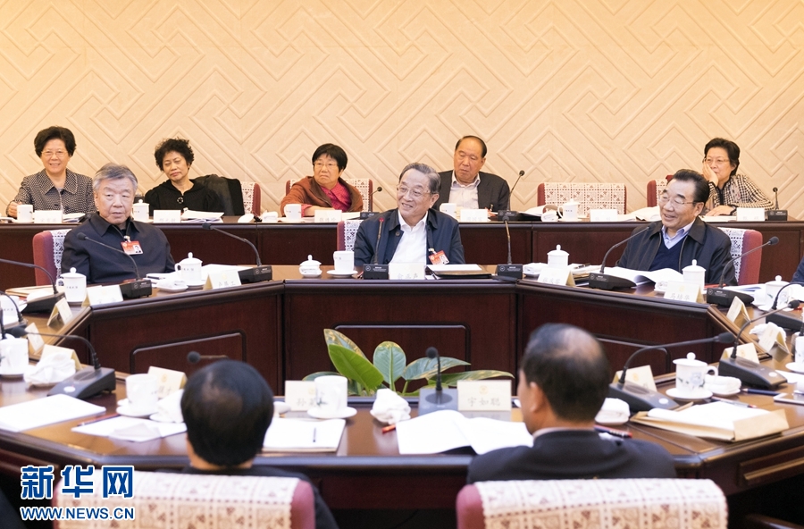 10月30日，政協(xié)第十二屆全國委員會常務(wù)委員會第二十三次會議舉行分組討論，與會人員圍繞深入學(xué)習(xí)貫徹中共十九大精神認(rèn)真討論，積極建言獻(xiàn)策。全國政協(xié)主席俞正聲參加討論。新華社記者 丁海濤 攝