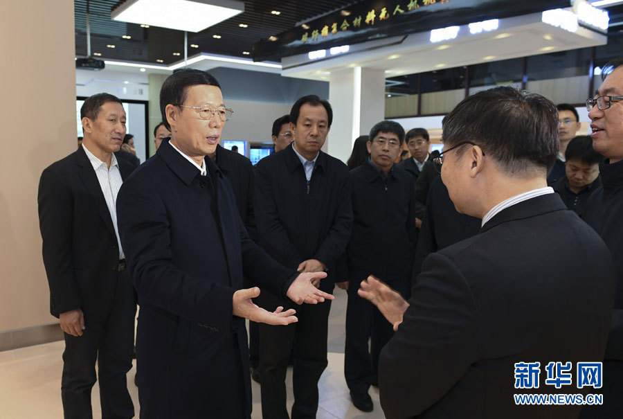 11月14日至15日，國務(wù)院副總理張高麗在黑龍江調(diào)研。這是11月14日，張高麗到黑龍江工業(yè)技術(shù)研究院成果展示中心，了解產(chǎn)學(xué)研結(jié)合推動創(chuàng)新發(fā)展情況。 新華社記者 高潔 攝