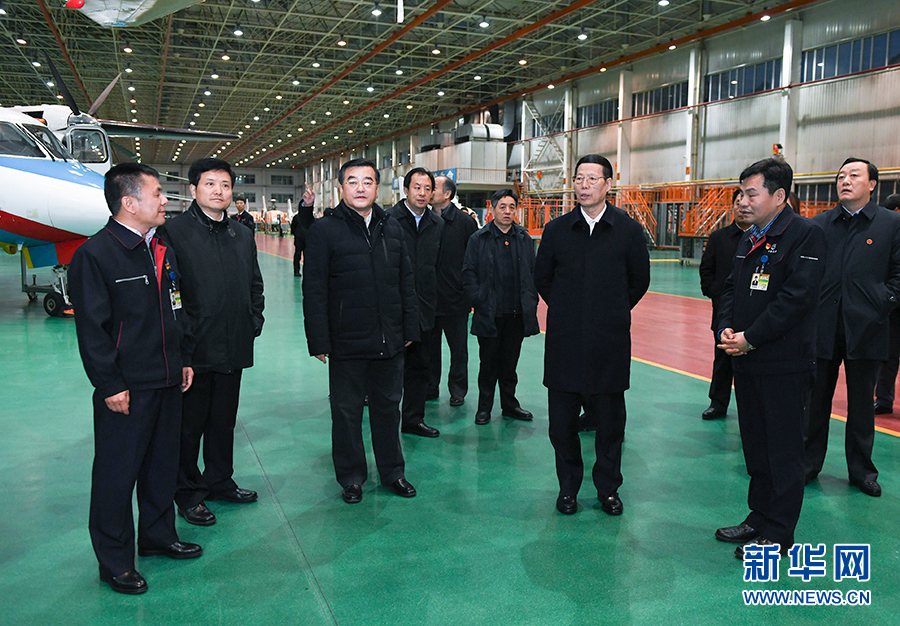 11月14日至15日，國務(wù)院副總理張高麗在黑龍江調(diào)研。這是11月14日，張高麗到哈爾濱飛機(jī)工業(yè)集團(tuán)有限責(zé)任公司了解國有老企業(yè)轉(zhuǎn)型升級情況。 新華社記者 高潔 攝