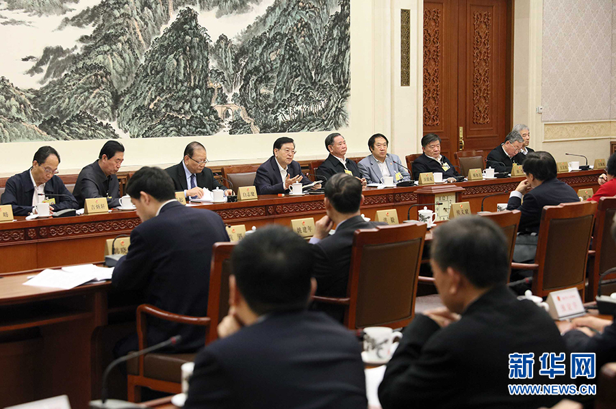 12月23日，十二屆全國(guó)人大常委會(huì)第三十一次會(huì)議舉行分組會(huì)議，審議監(jiān)察法草案二次審議稿等。張德江委員長(zhǎng)參加審議。 新華社記者劉衛(wèi)兵攝