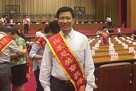黃國(guó)寧被授予我國(guó)衛(wèi)生行業(yè)的最高榮譽(yù)“白求恩獎(jiǎng)?wù)?rdquo;。