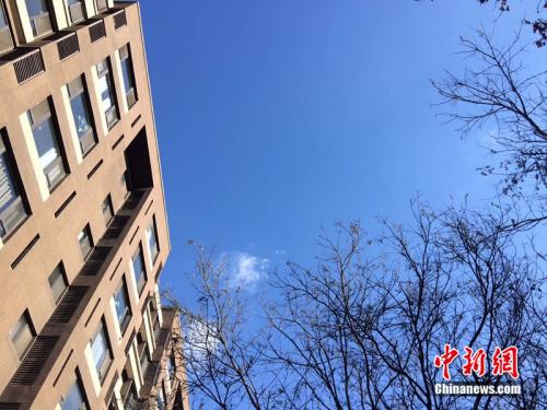 2017年12月7日，北京空氣質(zhì)量較好，圖為北京豐臺(tái)區(qū)某小區(qū)拍到的藍(lán)天。<a target='_blank'  >中新網(wǎng)</a> 邱宇 攝