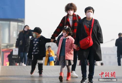 2016年12月19日，北京被霧霾籠罩，民眾戴防霧霾口罩出行。 <a target='_blank' >中新社</a>記者 杜洋 攝
