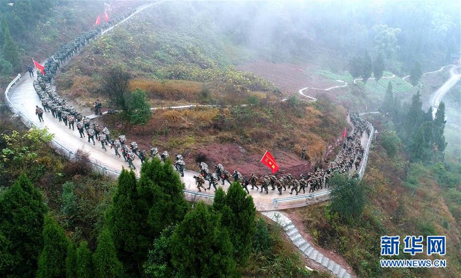（新華全媒頭條·圖文互動(dòng)）（13）備戰(zhàn)踏上新起點(diǎn)，練兵展現(xiàn)新氣象——2018中國(guó)軍隊(duì)新年開訓(xùn)全景大掃描